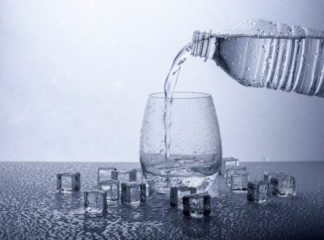 Ima li odgovora na večito pitanje: Koju vodu je bolje piti – hladnu ili onu sobne temperature?